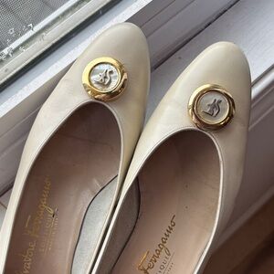 Salvatore Ferragamo Ivory Flats with Gold Accents- sz 8 EUC